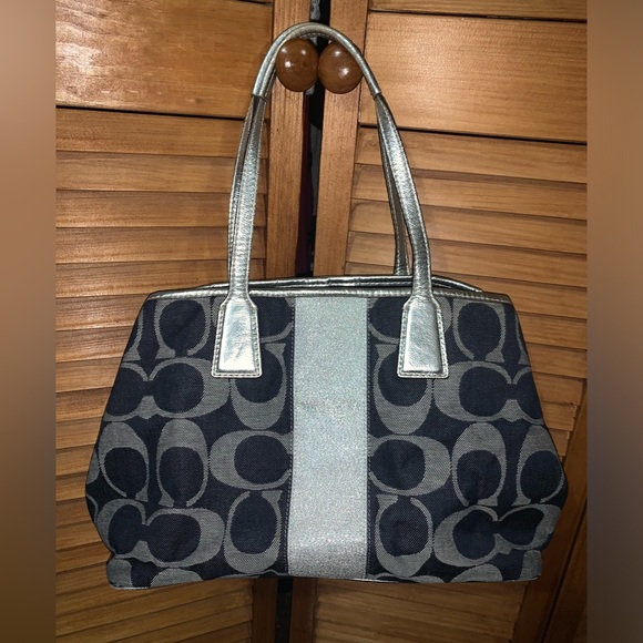 Coach purse. - Picture 4 of 16